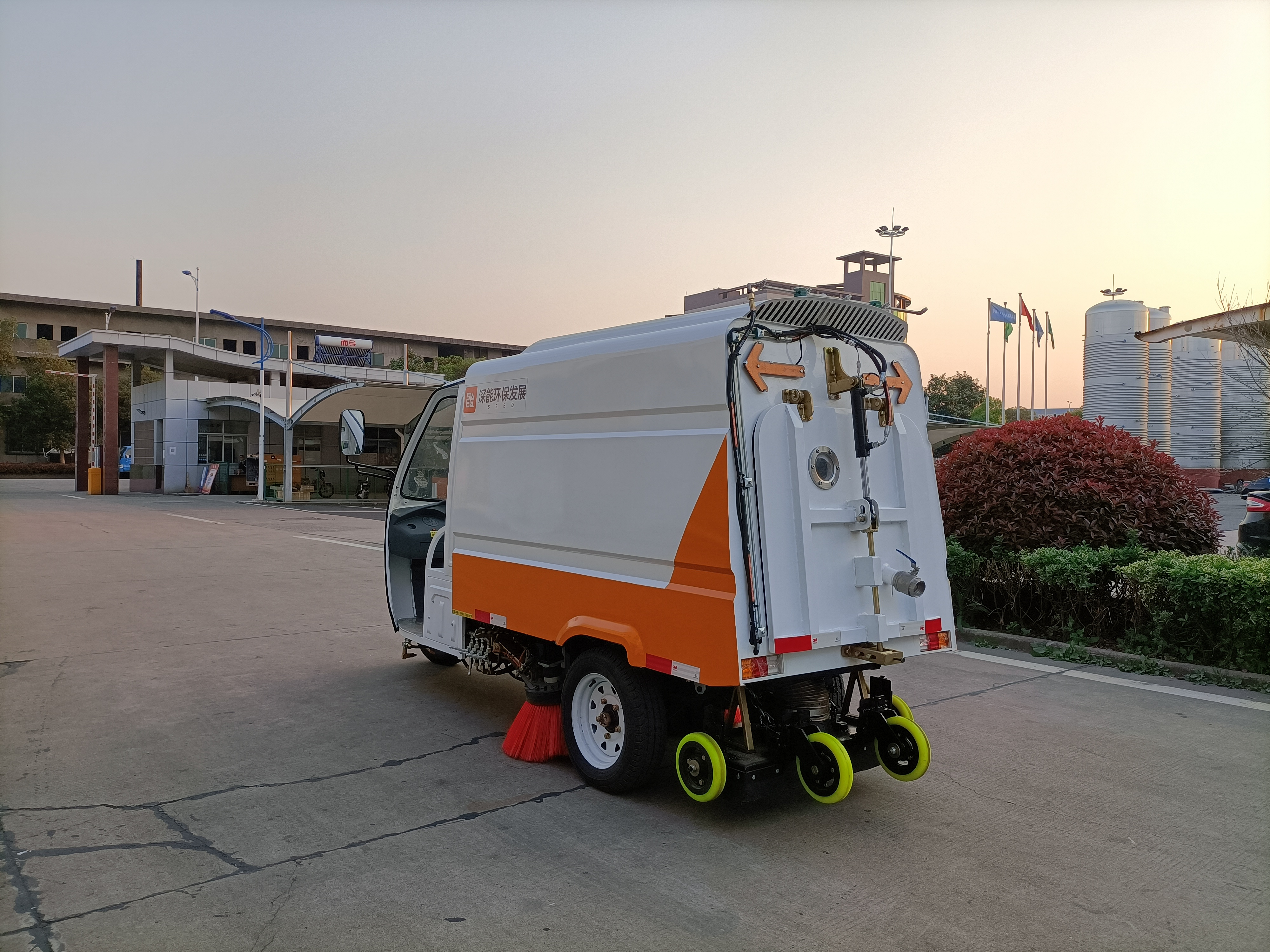 電動純吸掃路車